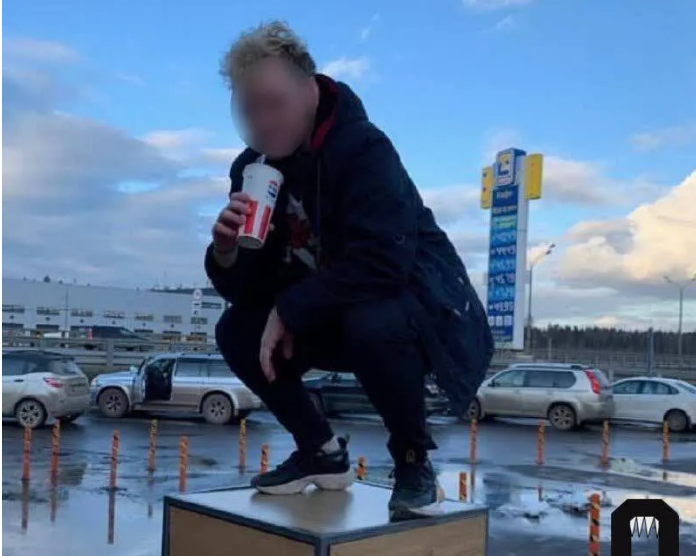У Росії дівчина "мобіка" привласнила його картку з грошима за війну та пішла до іншого: окупант звернувся до поліції