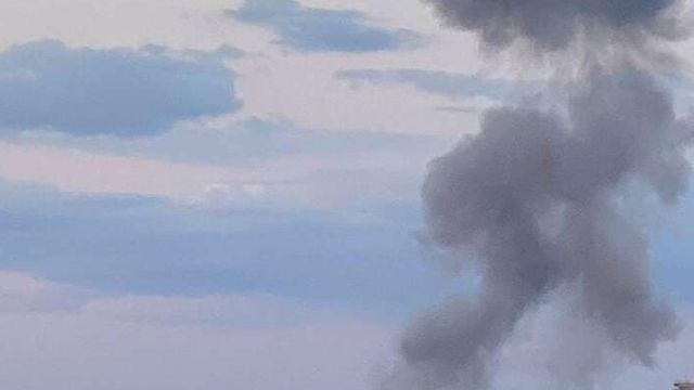 У Донецьку та Луганську пролунали вибухи: у містах помітили дим