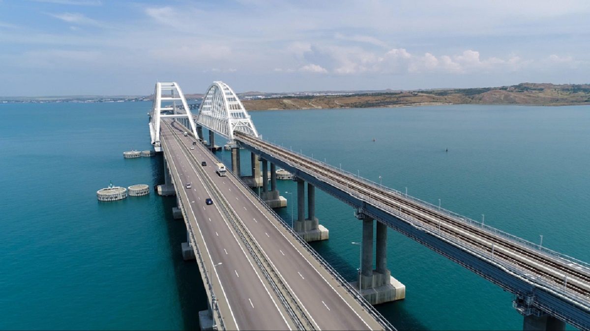 В СБУ офіційно прокоментували підрив Кримського мосту: "з цікавістю спостерігаємо"