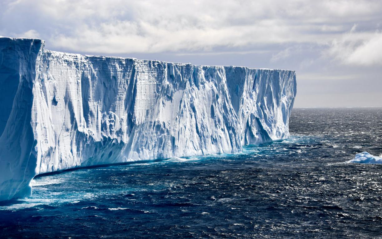 Під льодом Антарктиди знайшли приховану загрозу: яка катастрофа світить людству