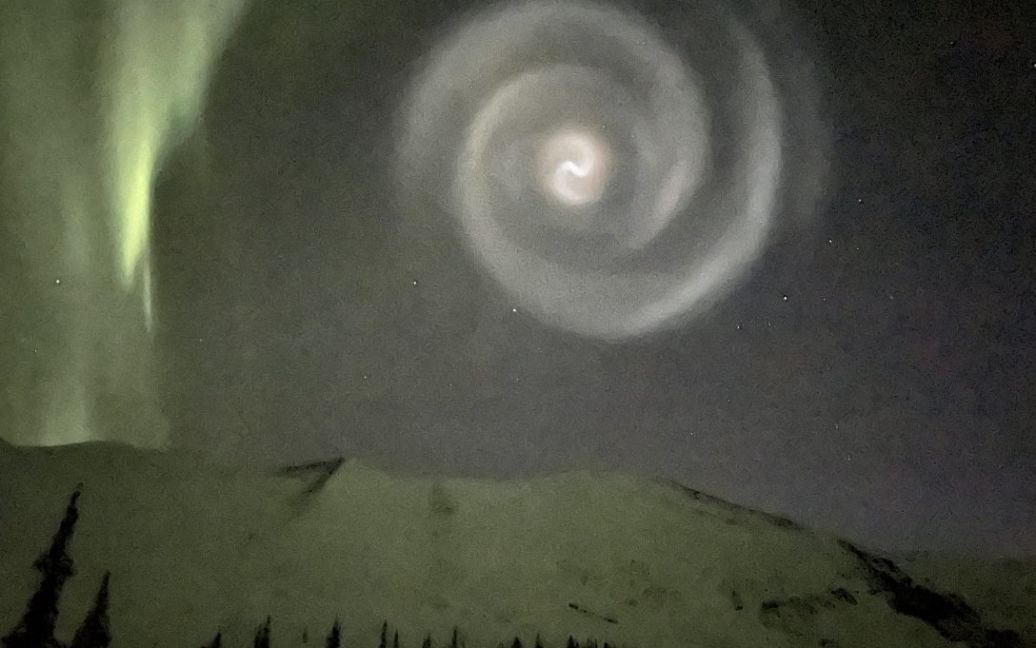 Дивна спіральна "галактика" у небі над Аляскою: вчені відповіли, що це