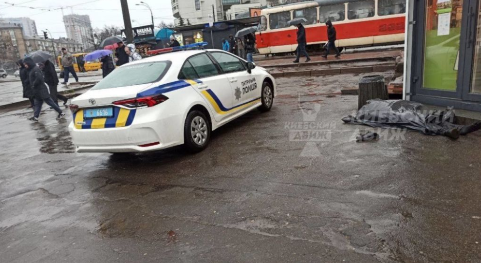 У Києві біля метро знайшли труп
