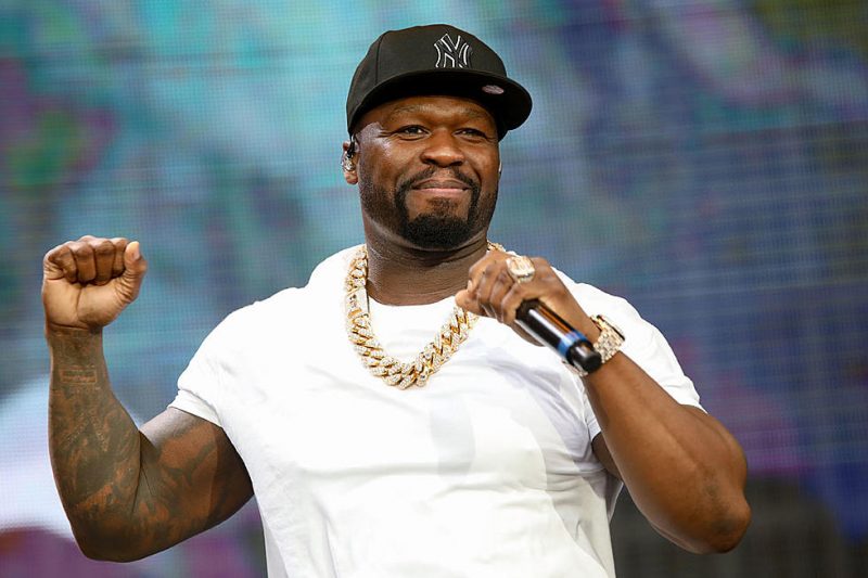 Репер 50 Cent на концерті розбив голову фанатці мікрофоном: що його так розлютило. ВІДЕО
