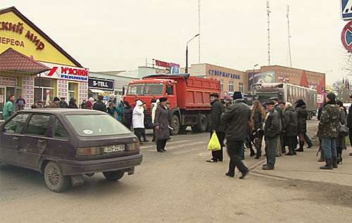Под Харьковом несколько десятков граждан с помощью гроба перекрыли трассу, протестуя против добычи сланцевого газа. ВИДЕО 