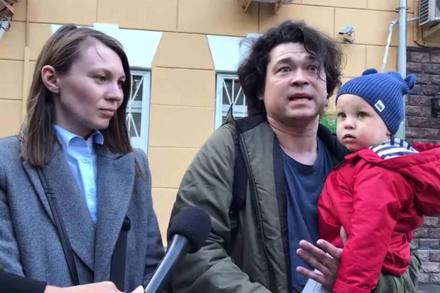 В РФ прокуратура Москвы требует лишить родительских прав супружескую пару, которая вышла на митинг 27 июля с годовалым сыном