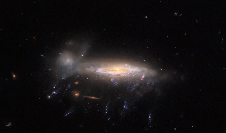 Hubble сфотографував загадкову галактику з "щупальцями" 