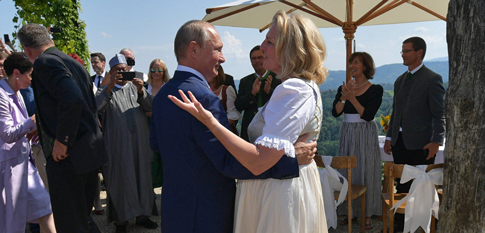 "Подруга Путіна" перевезла в Росію поні на військовому літаку