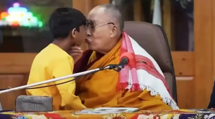 "Можеш посмоктати мій язик?": Далай-лама потрапив у гучний скандал через поцілунок із хлопчиком. Історія отримала продовження