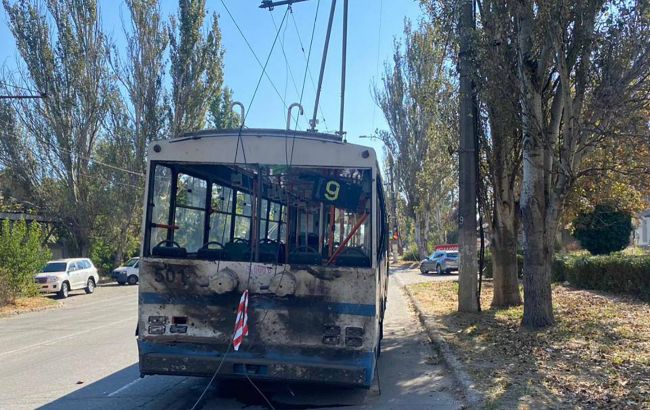 Окупанти обстріляли тролейбус в Херсоні: загинув поліцейський, поранені двоє пасажирів