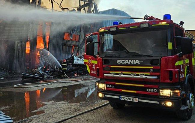 Через обстріл Львова згорів склад із 300 тоннами гуманітарної допомоги