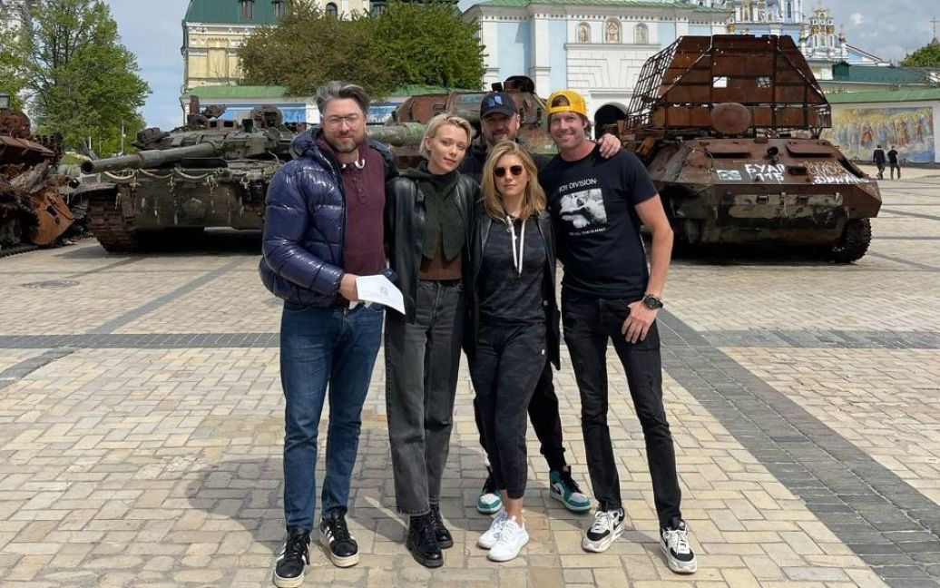 Зірки Голлівуду Кетрін Винник та Іванна Сахно показалися у центрі Києва на тлі згорілої техніки окупантів