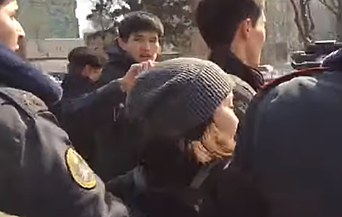 В Киргизии участниц женского марша против насилия избили и задержали