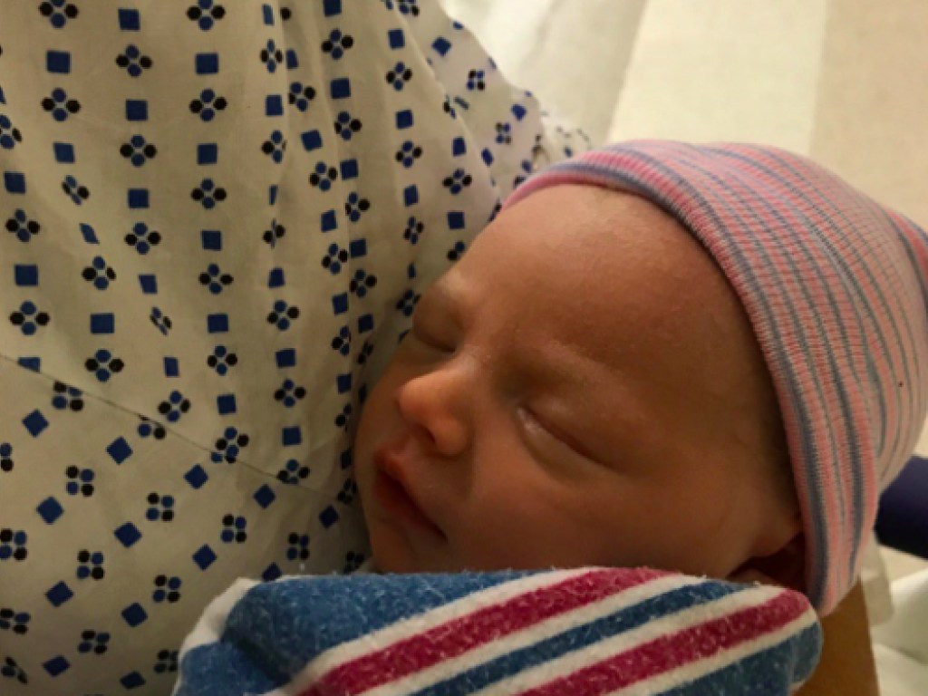 Сын президента США Дональда Трампа Эрик Трамп, который во второй раз стал отцом, опубликовал первые фото новорожденной дочери