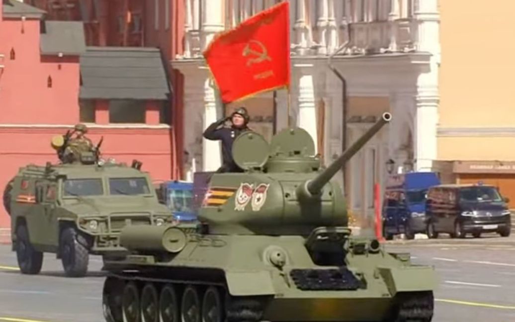 Червоною площею у Москві під час параду проїхався танк, вироблений в Україні