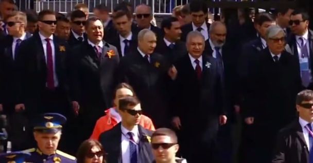 Під час параду у Москві пролунав "хлопок": Путін не знав, куди бігти