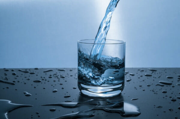 Що буде, якщо пити воду кожного ранку: шість змін, які можуть здивувати