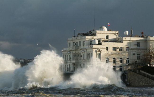 "Найсильніший за останні 100 років". Окупований Крим накрив потужний шторм: що відомо