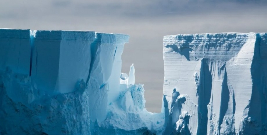 Найбільший у світі айсберг "прокинувся" і почав рухатися вперше за 30 років: що відбувається