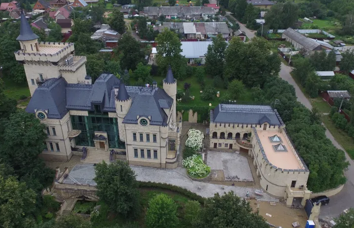 Названо імʼя покупця замку Пугачової та Галкіна: ним виявився відомий шоумен, який прагне зробити з будинку "елітний морг"