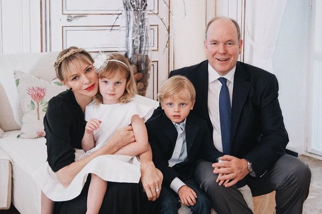 Представлено різдвяний портрет князя Монако Альбера і його дружини княгині Шарлен з дітьми
