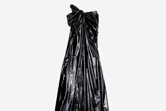 "Сукня-пакет для Чмоні". Balenciaga представила вбрання, яке ідеально підходить для російських окупантів та їхніх вдів