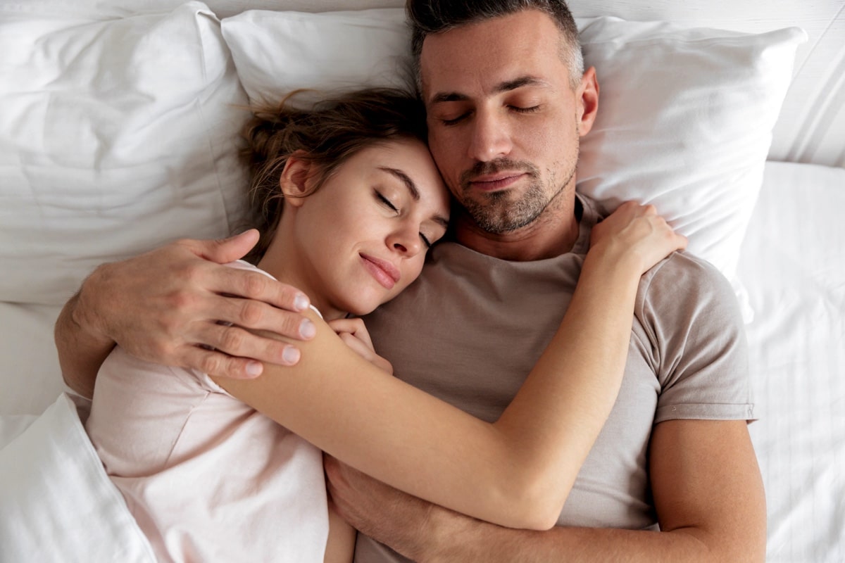 Вчені знайшли причину, чому спати в одному ліжку з партнером – не найкраща ідея