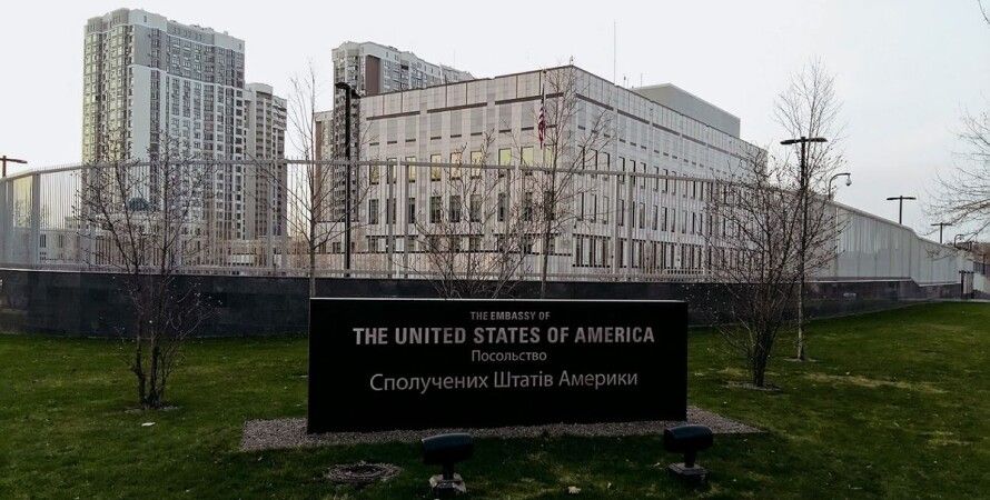 Уламки ракет під час атаки РФ впали в районі посольства США в Києві