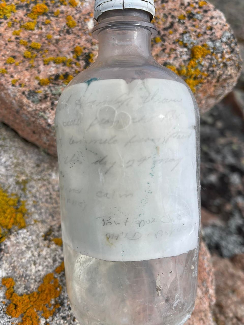 Жінка знайшла пляшку з посланням, випущену в море 34 роки тому: відомо, хто його написав