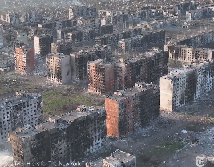 NYT показало вщент зруйнований Бахмут з висоти пташиного польоту: моторошне відео