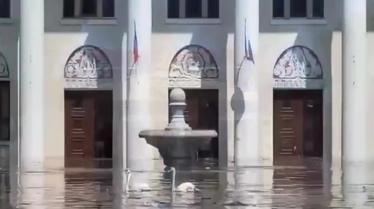 У Новій Каховці біля Палацу культури через затоплення внаслідок підриву ГЕС плавають лебеді. ВІДЕО