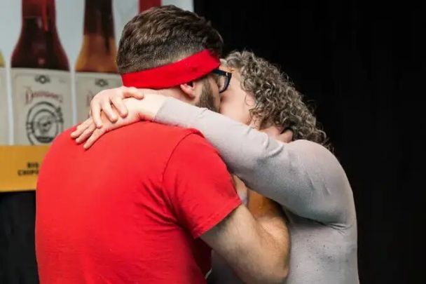 Пара з'їла гострий перець і побила світовий рекорд з найтривалішого "гарячого" поцілунку