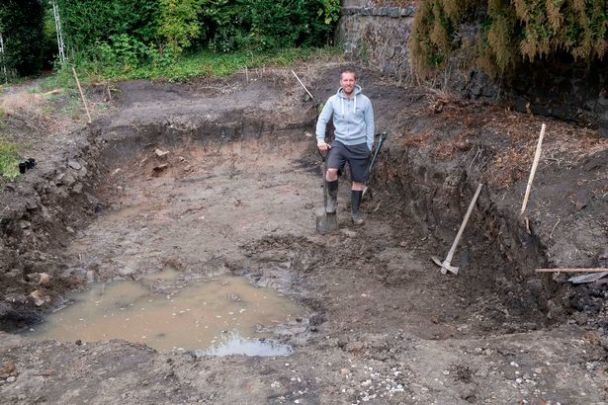 Чоловік виявив кістки дельфіна віком 8000 років, копаючи басейн у своєму саду
