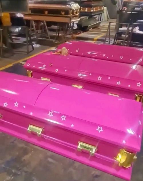 "Щоб могли спочити, як Барбі": похоронні бюро випускають яскраві рожеві труни