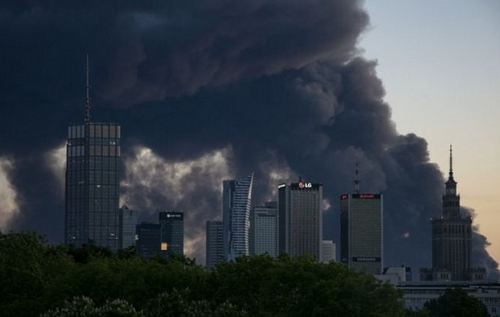  У Варшаві гасили масштабну пожежу у ТЦ