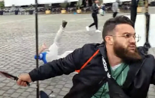 Різанина в прямому ефірі: у Німеччині чоловік із ножем поранив учасників антиісламського мітингу. ВІДЕО
