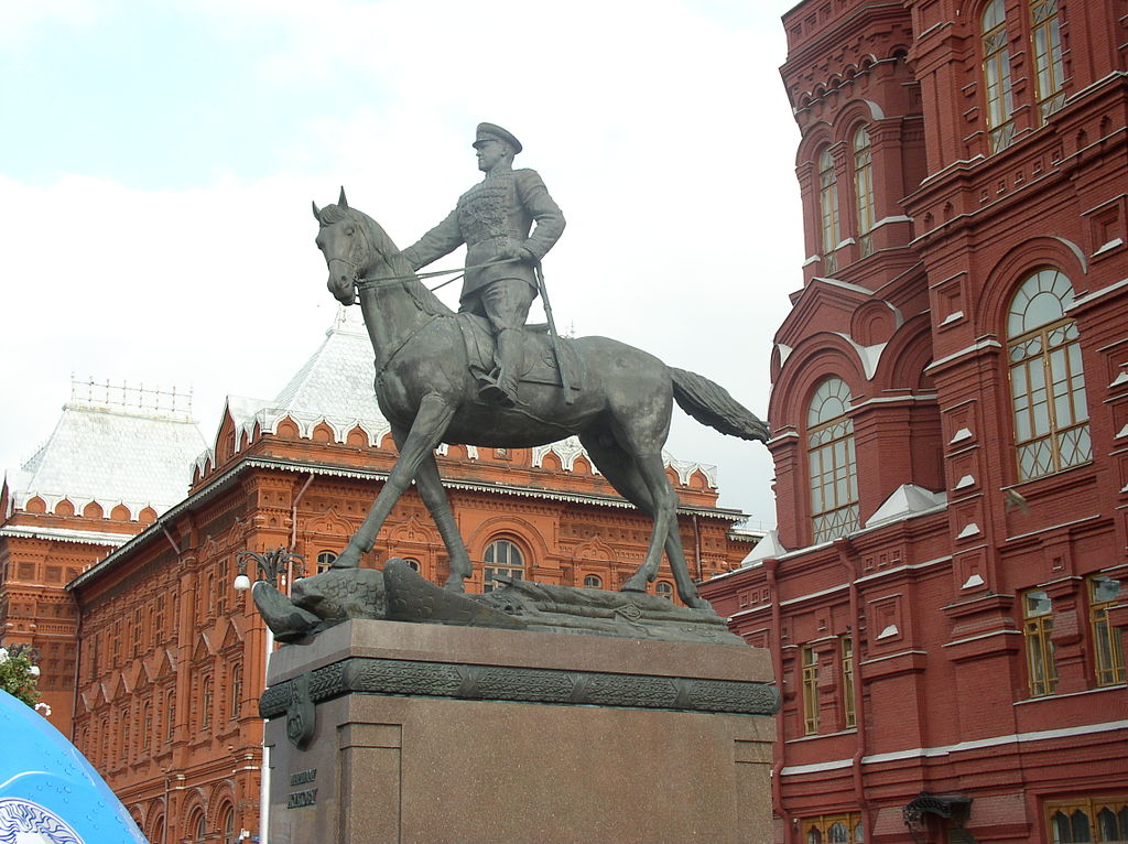 У центрі Москви на пам'ятнику Жукова з'явився напис "ГУР". ВІДЕО