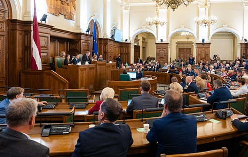 Латвія вирішила ускладнити росіянам проживання в країні: що ухвалив Сейм