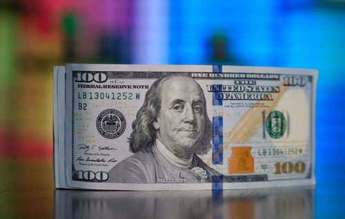 НБУ встановив курс валют на вихідні: скільки коштують долар, євро і злотий