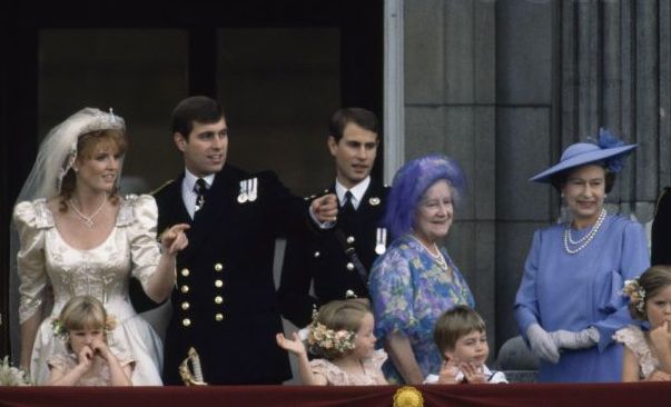 Нещасливий синій: чотири рази Єлизавета II одягала цей колір на весілля, які потім закінчувалися розлученнями