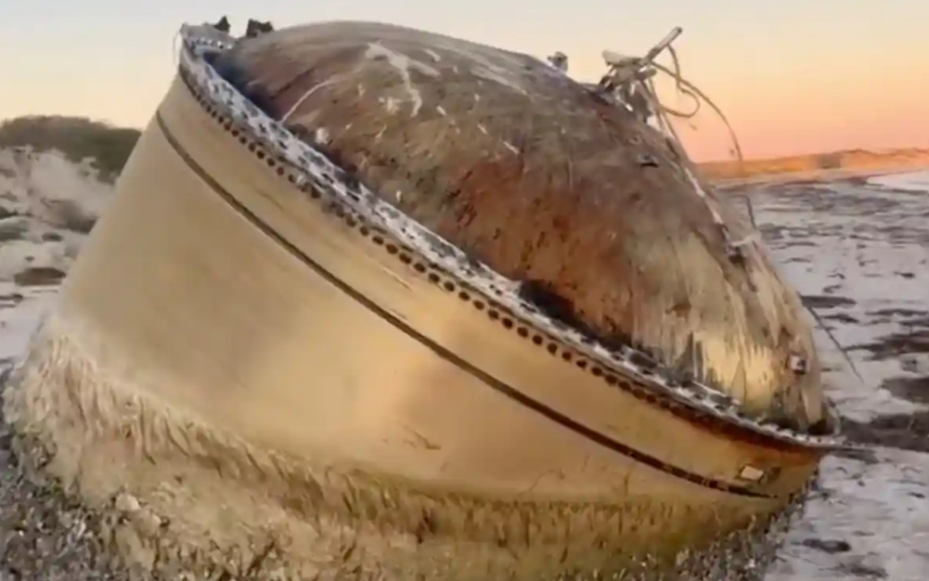 Об'єкт вважають небезпечним: в Австралії на пляжі знайшли таємничий купол