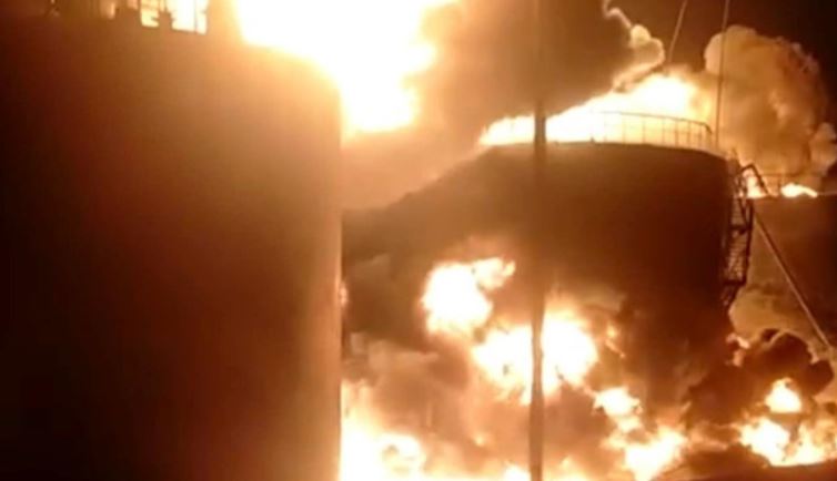 Дрони атакували Саратов, Енгельс і Тольятті: повідомляють про вибухи, пожежу на НПЗ і перебої зі світлом Дрони атакували Саратов, Енгельс і Тольятті: повідомляють про вибухи, пожежу на НПЗ і перебої зі світлом