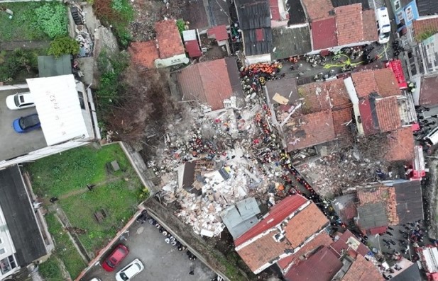 У центрі Стамбула сильний вибух вщент зруйнував дві будівлі, під завалами ще 2 людей У центрі Стамбула сильний вибух вщент зруйнував дві будівлі, під завалами ще 2 людей