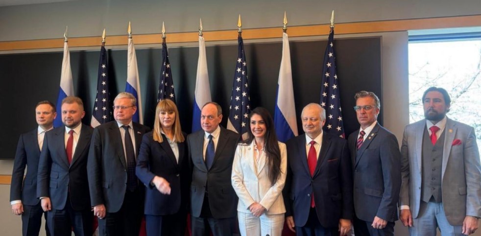 У США депутатам РФ, що прилетіли, подарували шкарпетки з Трампом: деталі зустрічі