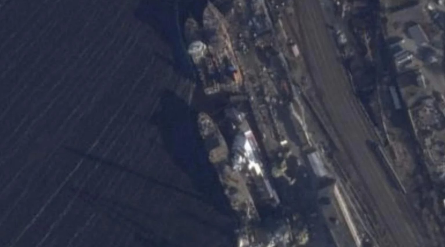 Майже затонув: з'явився новий знімок "бойового криголама" росіян, який атакувала Україна