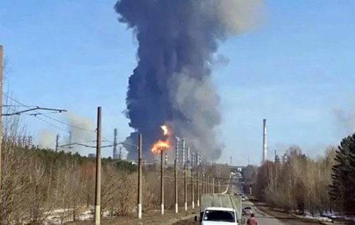 Вибух прогримів у Татарстані на ПАТ "Нижньокамськнафтохім": над містом стоїть стовп чорного диму Вибух прогримів у Татарстані на ПАТ "Нижньокамськнафтохім": над містом стоїть стовп чорного диму