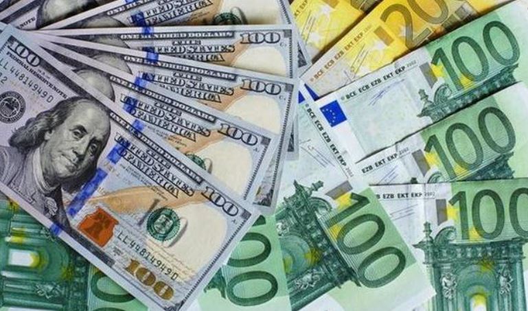 Євро досяг 51 гривні, долар падає: курс в обмінниках та банках на 2 квітня