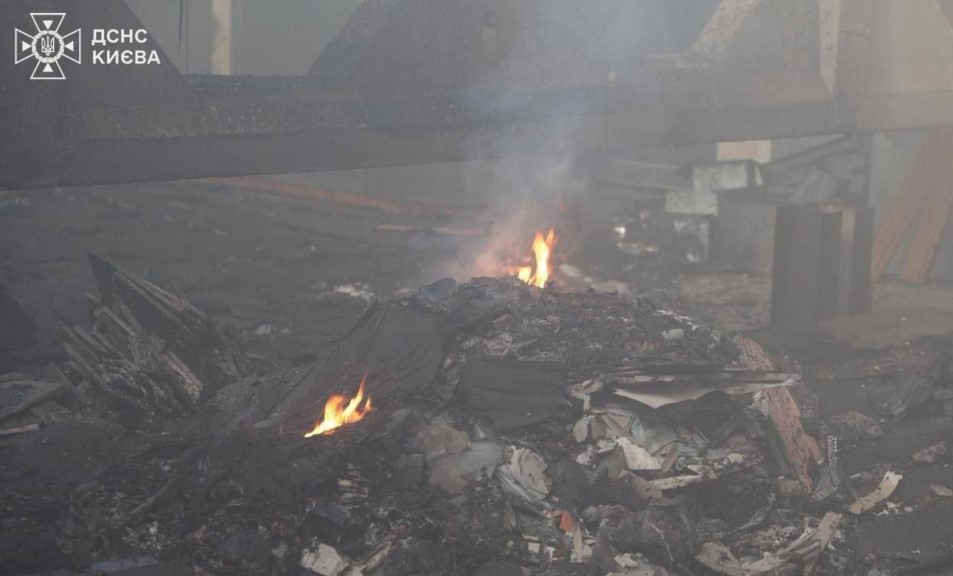 Росіяни атакували Київ дронами: в офісній будівлі спалахнула пожежа