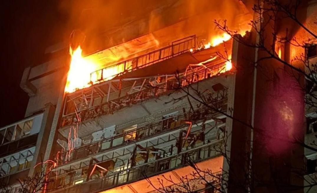 В Сумах ворожий дрон влучив у 16-ти поверхівку - поранено 7 людей, серед них одна дитина, — ДСНС В Сумах ворожий дрон влучив у 16-ти поверхівку - поранено 7 людей, серед них одна дитина, — ДСНС