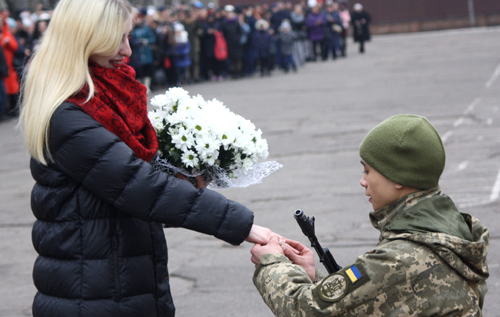 У Миколаєві військовий освідчився своїй дівчині під час складання присяги