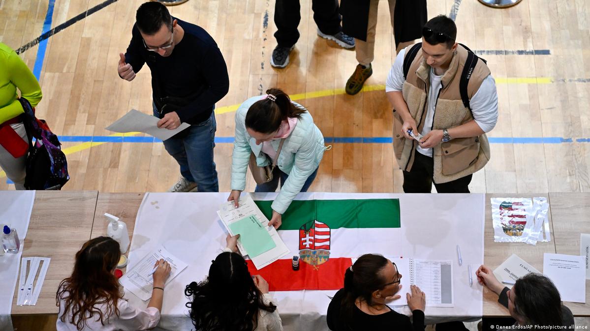 Працювали знайомі українцям "каруселі": експерт розповів, як проходили вибори в Угорщині